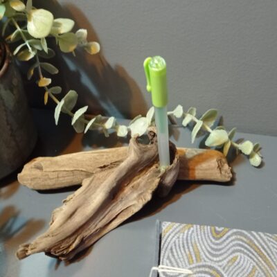 Porte stylo en bois flotté pour accueillir un stylo vue rapprochée