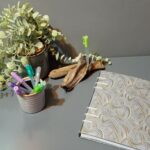 Porte stylo en bois flotté pour accueillir un stylo vue côté