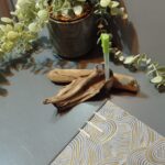 Porte stylo en bois flotté pour accueillir un stylo vue latérale