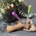 Porte stylo en bois flotté pour accueillir deux stylos vue latérale