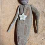 Ange de Noël en bois flotté avec pendentif en forme d'étoile autour du cours part Kalos Wood