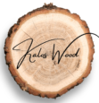 Logo de "Kalos Wood" avec une signature stylisée sur une tranche de bois ronde et naturelle