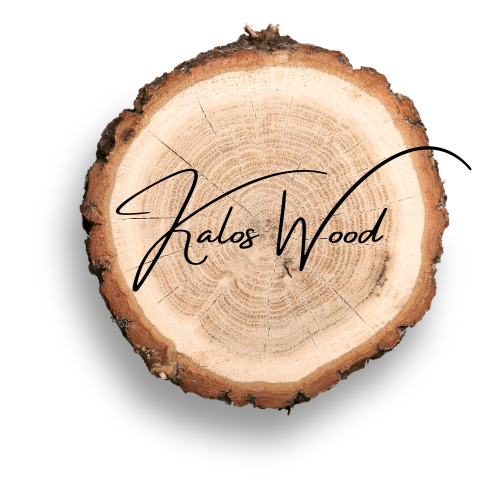 Logo de Kalos Wood inscrit en noir sur une tranche de bois ronde avec un fond transparent.