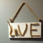 Pancarte en bois avec le mot "LOVE" en 3D avec bois flotté et cordelette de jute pour suspension.