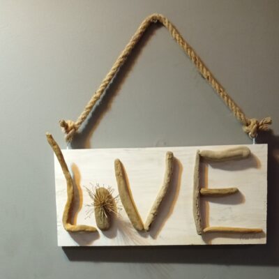 Pancarte en bois avec le mot "LOVE" en 3D avec bois flotté et cordelette de jute pour suspension.