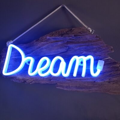 Enseigne lumineuse DREAM sur bois flotté