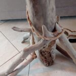 Lampe sur pied en bois flotté avec cordage vue du pied