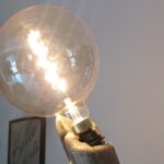 Lampe sur pied en bois flotté avec cordage vue de l'ampoule