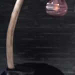 Lampe avec pied en forme de galet noir