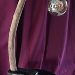Lampe avec pied en forme de galet noir de jour