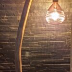 Lampe avec pied en forme de galet noir éclairée de nuit