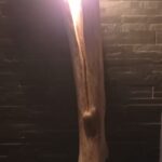 Lampe en bois flotté avec une forme de flambeau avec ampoule à l'intérieur éclairé de nuit