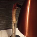 Lampe posée au sol avec bois flotté en guise de colonne et cercle acier noir pour le pied : réalisé par Kalos Wood plan serré