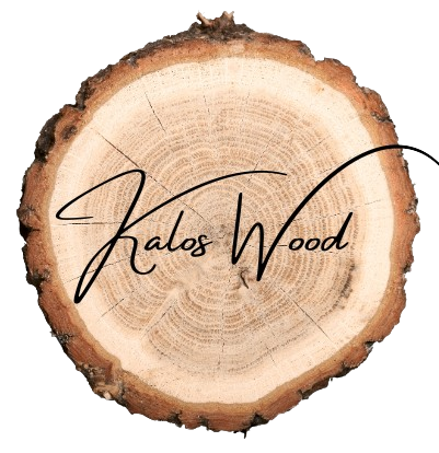 Logo de "Kalos Wood" avec une signature stylisée sur une tranche de bois ronde et naturelle