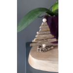 Miniature d'un sapin de Noël avec une structure en spirale et des perles blanches sur un socle en bois par kalos Wood